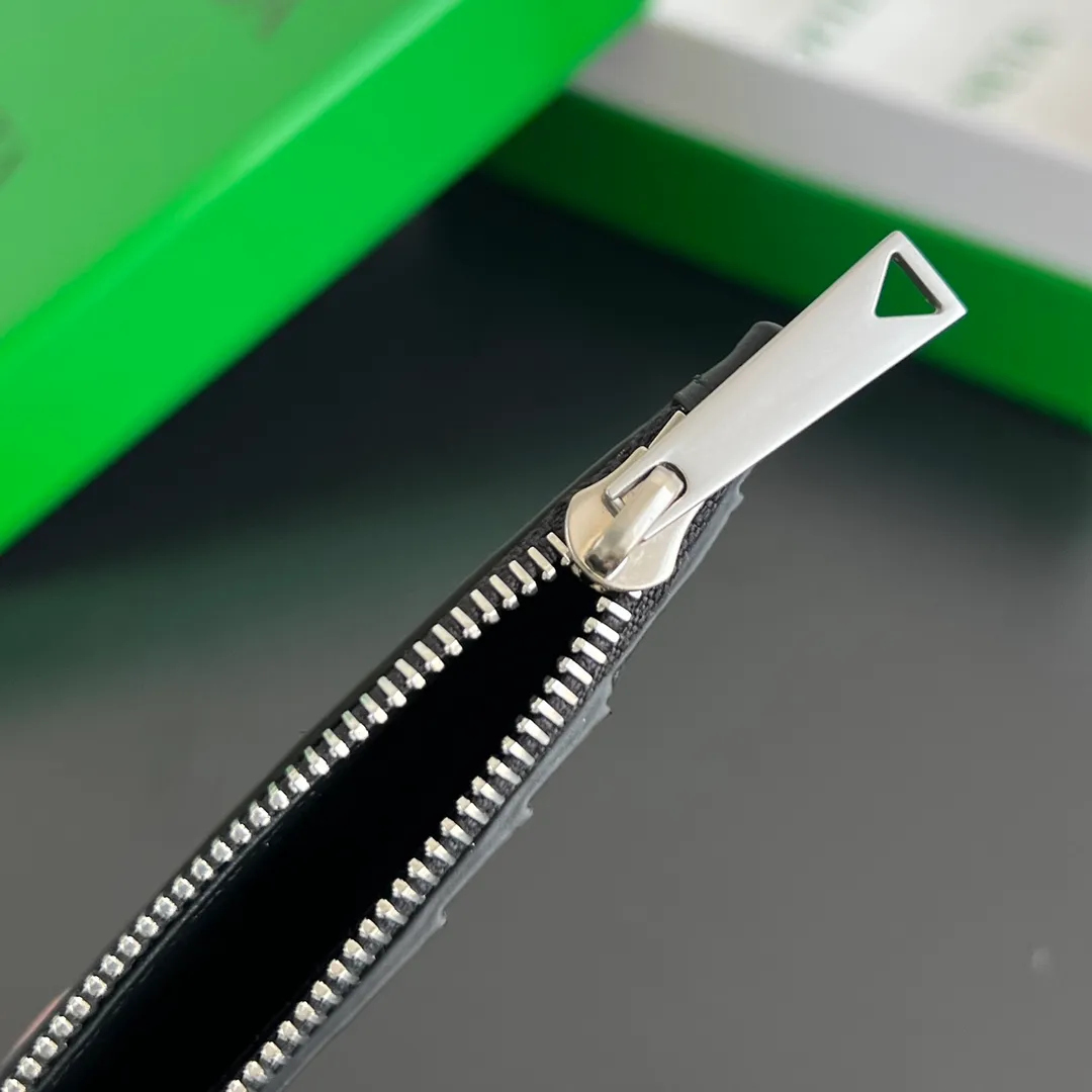 BV’s new 805827 vertical zipper card holder 🎈 The classic small woven work that I miss 0.7 is back. It’s really very design-friendly. The calfskin texture is high-end. It’s carefully designed with five card slots and a central compartment. You can also put cash in for daily use. You deserve to have such an thoughtful design. Size: 12*7*0.5 layers cm P540